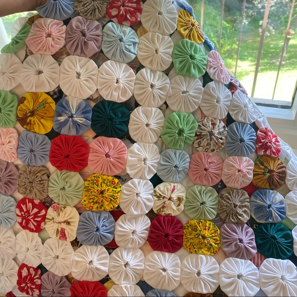 ‼️SOLD‼️Vintage One of a Kind Handmade Yo-Yo Coverlet - Picture 5 of 11